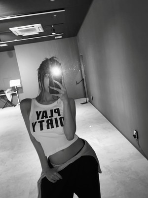 Kiss of Life’s Natty Flaunts Confident Charisma in Mirror Selfies