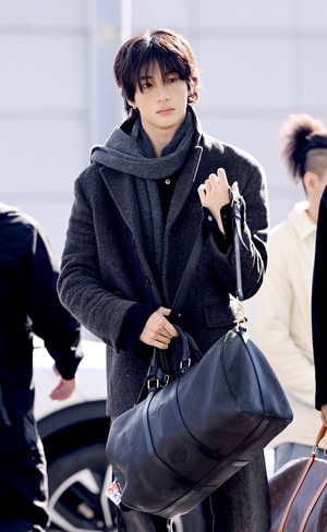 [포토] 라이즈 앤톤 '출국길에서도 돋보이는 비주얼'