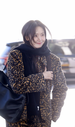 윤아, 호피코트 입은 여신의 출국 '겨울 청순 비주얼' [MHN영상]