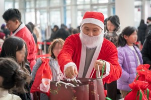 '산타로 변신한 김영찬 이사장'..골프존문화재단, '2025 희망행복나눔 ... - 뉴스 썸네일 이미지