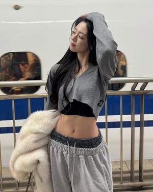 ITZY’s Yuna Stuns Fans With Striking Silhouette and Mature Street Style