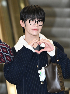 [포토] 제로베이스원 김태래 '보조개 왕자 하트'