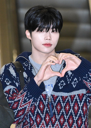 [포토] 제로베이스원 박건욱 '여심 저격 하트'