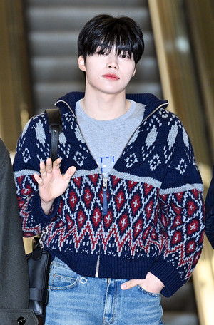 [포토] 제로베이스원 박건욱 '훈훈한 선배미'