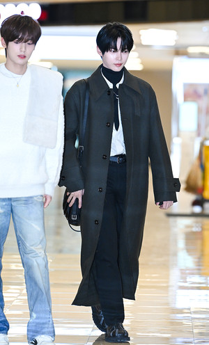 [포토] 제로베이스원 성한빈 '코트로 댄디한 출국패션'