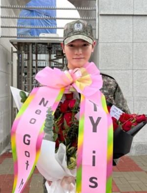 NCT 태용, 센스있는 '전역' 인증샷...부모님 포옹→큰절까지