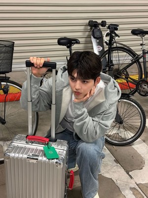 SEVENTEENのS.COUPS、カジュアルな空港ファッションで彫刻のようなビジュアルを披露