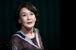 '뇌종양 투병' 윤석화, 별세 아니었다...연극배우협회 "위중한 상태" 사과[공식]