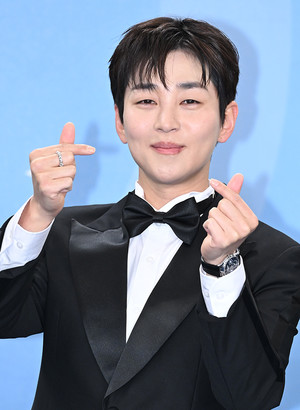 2025 KBS 연예대상 레드카펫에 참석한 딘딘