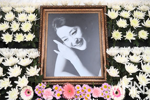 '韓 연극계 거목' 故윤석화, 영원히 잠들다..."하늘나라서 맘껏 뛰어노시길"