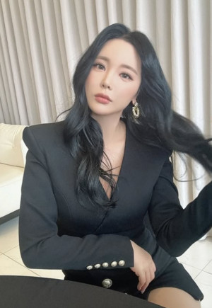 홍진영, '주사이모' 논란 입장 밝혔다 "12년전 사진...친분 없어"