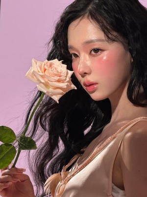 aespaウィンター、BTSジョングクとの熱愛説後…さらに美しくなった近況に注目