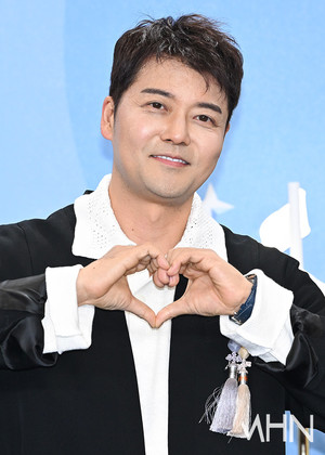 '차량 내 링거' 전현무, 결국 진료기록 공개..."적법 진료였다" [공식입장]