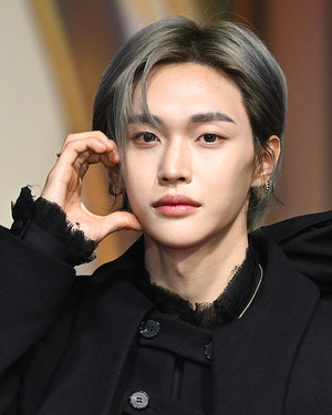 2025 SBS 가요대전 포토월에 참석한 라이즈 원빈