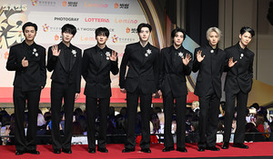 KTOWN4U 포토 기사에 실린 엔하이픈 포토월 이미지 썸네일