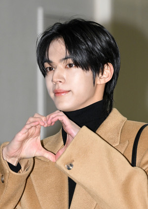 [포토] 투어스 도훈 '겨울 미남의 하트'