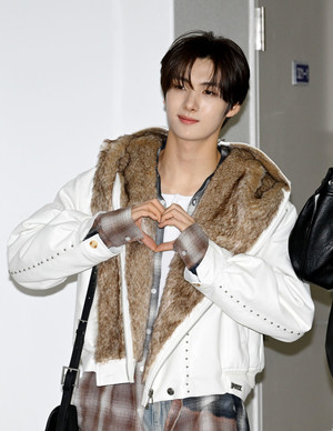 [포토] 투어스 영재 '따뜻한 하트'