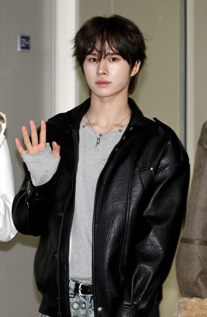 [포토] 투어스 경민 '가죽재킷으로 공항패션 완성'