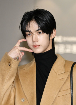 [포토] 투어스 도훈 '볼하트에 심쿵'