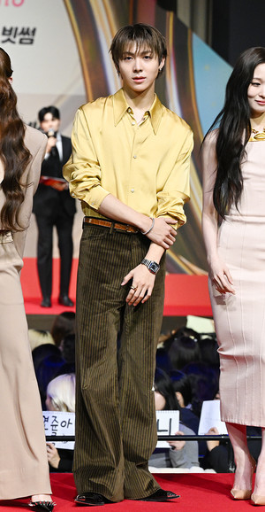 올데이 프로젝트 우찬 포토월 사진