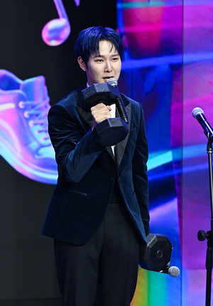 [포토] 장지수 '아령 들고 수상소감'