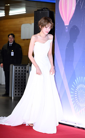 장도연 우아한 순백 드레스 포토