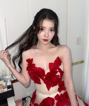 IU以纯白花瓣礼服亮相，仙气与性感并存引发结婚传闻