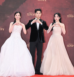 2025 KBS 연기대상 레드카펫에 참석한 박정연-손상연-신수현