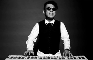 '성폭행 누명' 김건모, 이혼 아픔 딛고 새출발…