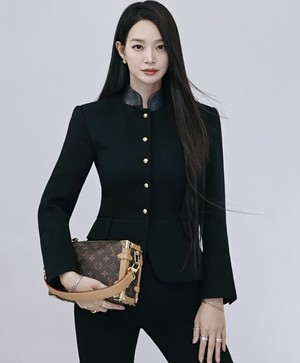신민아, ♥김우빈 결혼하고 바로 알린 기쁜 소식…"여정 기대" 축하 쇄도