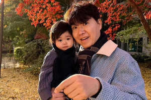 '친형 구속' 박수홍, 얼굴 활짝 폈네…딸 안고 "꿈만 같다"