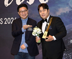 [포토] 문세윤 '서경덕 교수의 축하 받으며'