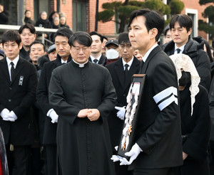 [포토] 이정재 '슬픔 가득한 얼굴'