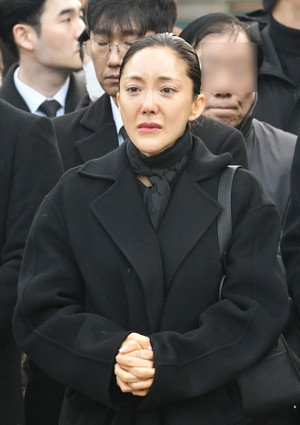 [포토] 故 안성기 장례 미사 참석한 바다, '눈물 참으며'