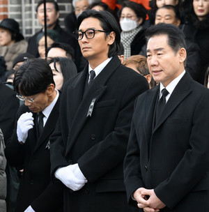 [포토] 박철민-주지훈-박상원 '故 안성기 추모하는 마음으로'