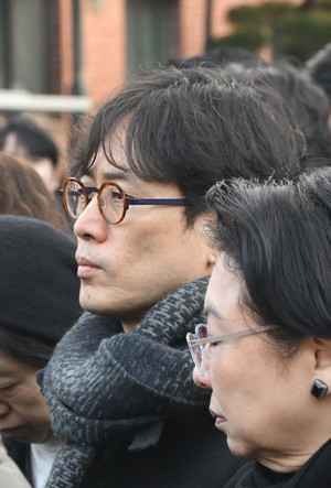 [포토] 故 안성기 장례 미사 참석한 민규동 감독