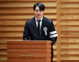 [포토] 故 안성기 추도사 낭독하는 정우성