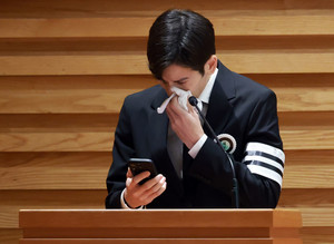 [포토] 안성기 아들 안다빈 '눈물의 마지막 인사'