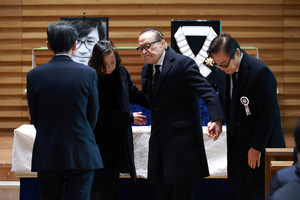 [포토] 故 안성기 영결식 참석한 신영균