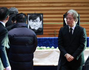 [포토] 김종수 '故 안성기 마지막 길 배웅하며'