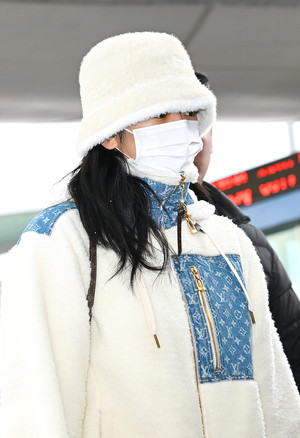 ktown4u.com : TWICEサナ、センシュアルなブラックシースルーで魅了―冬