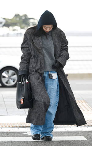[포토] 제니 '출국 패션 점검 완료'