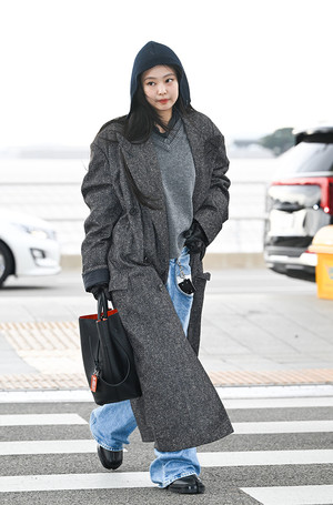 [포토] 제니 '코트만 입어도 남달라'