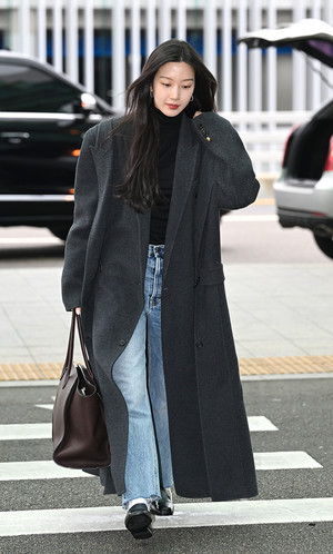 [포토] 문가영 '청바지에 코트로 완성한 심플 공항패션'