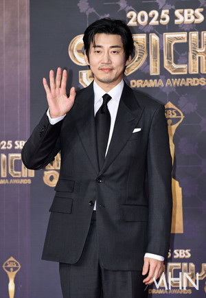 god’s Yoon Kye-sang Spotted with His CEO Wife Cha Hye-young