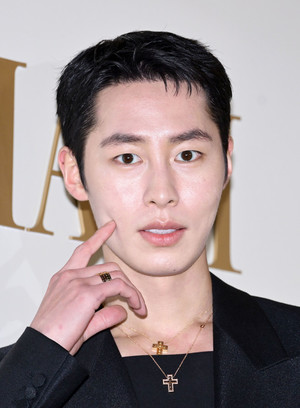 [포토] 이재욱 '훈훈한 콕'