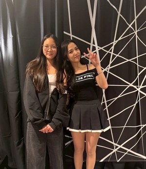 “블랙핑크 콘서트 다녀왔Choo” 추사랑, 도쿄돔 백스테이지서 지수와 다정 포즈