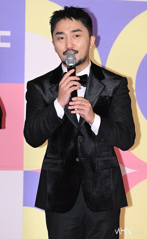 Yoo Byung-jae and Ahn Yoo-jung Share Loving Updates on Social Media