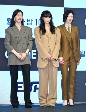 [포토] 이청아-이나영-정은채 'L&J 대표 변호단'