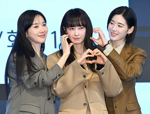 [포토] 이청아-이나영-정은채 '미녀들의 하트 공세'